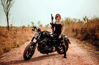Картинка девушки -+девушки+с+оружием мотоцикл автомат тату