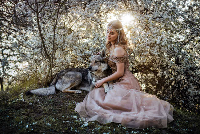 Обои картинки фото девушки, - блондинки,  светловолосые, весна, цветущий, сад, блондинка, собака, marketa, novak