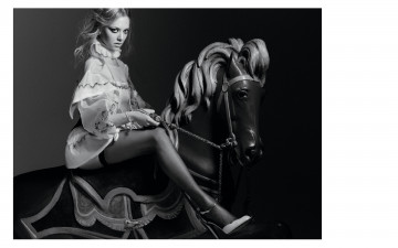 обоя Amanda Seyfried, девушки, , чулки, шпильки, бусы, лошадь