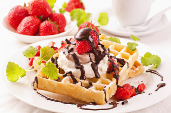 Картинка еда мороженое +десерты десерт вафли клубника ягоды сливки шоколад