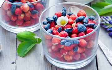 Картинка еда фрукты +ягоды стакан ягоды жимолость земляника