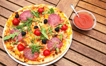 обоя еда, пицца, зелень, томаты, sauce, pizza, tomato, помидоры, cheese, соус, колбаса, sausage