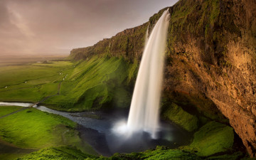 Картинка природа водопады водопад seljalandsfoss waterfall исландия мостик зелень тропа речка скалы