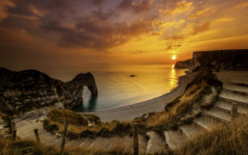 Картинка природа восходы закаты море побережье пляж скалы камни арка спуск лестница закат горизонт зарево