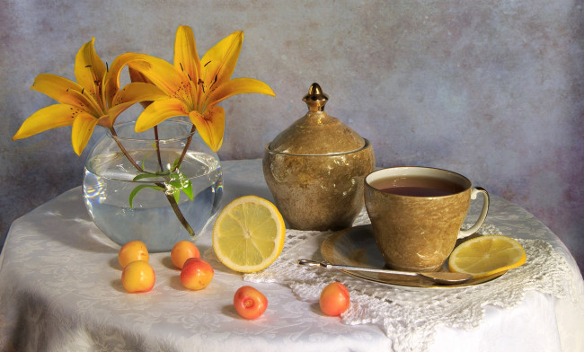 Обои картинки фото еда, натюрморт, сахарница, чашка, чай, желтый, охра, текстура, черешня, цветы, лилия, лимон