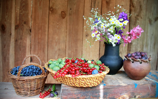 Обои картинки фото еда, фрукты,  ягоды, смородина, черника, крыжовник, натюрморт, цветы, ягоды, лето