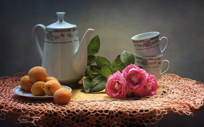 Обои картинки фото еда, персики,  сливы,  абрикосы, текстура, абрикосы, цветы, розы, чашки, чайник, натюрморт
