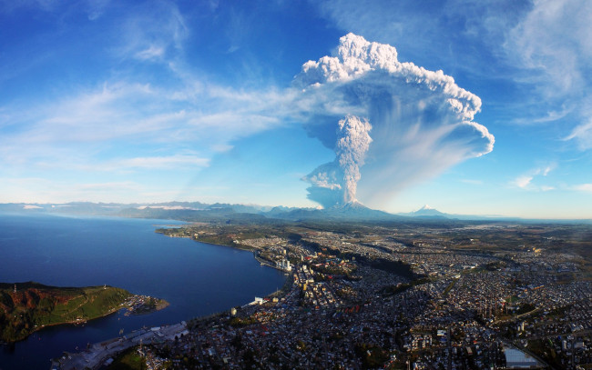 Обои картинки фото природа, стихия, извержение, вулкан, город, панорама, chile, puerto, montt, calbuco, volcan
