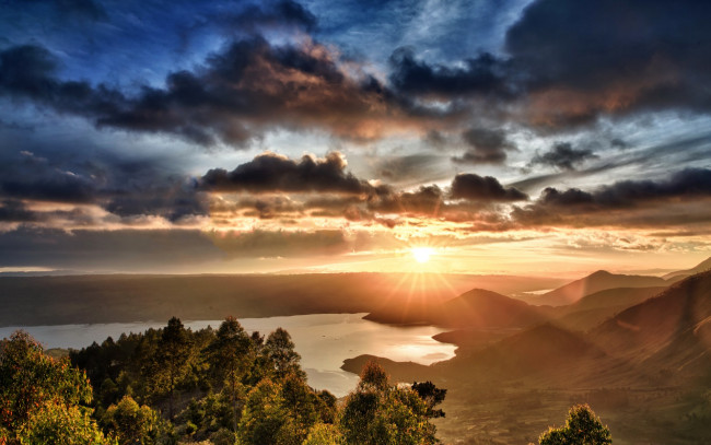 Обои картинки фото природа, восходы, закаты, lake, toba, небо, горы, озеро, солнце, sumatra, панорама, деревья, облака, индонезия, закат