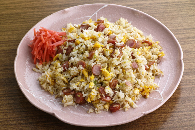 Обои картинки фото еда, вторые блюда, рис, колбаски, овощи