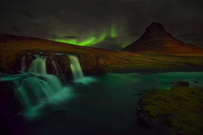Обои картинки фото природа, северное сияние, гора, ночь, снег, вулкан, скалы, водопад, исландия, kirkjufell