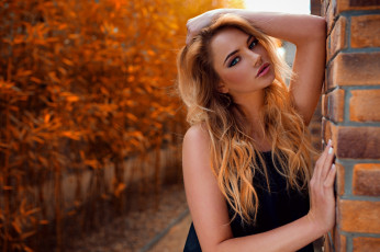Картинка девушки -unsort+ блондинки рыжеволосая макияж боке стоит платье красотка прическа поза взгляд портрет в черном модель