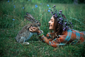 Картинка девушки -unsort+ брюнетки +шатенки брюнетка девушка природа кролик улыбка фенечки радость трава браслеты животное