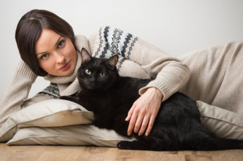 Картинка девушки -unsort+ брюнетки +шатенки свитер кот взгляд животное подушки брюнетка девушка