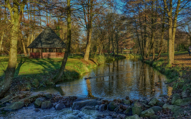 Обои картинки фото германия, природа, парк, водоем, камни, беседка, деревья