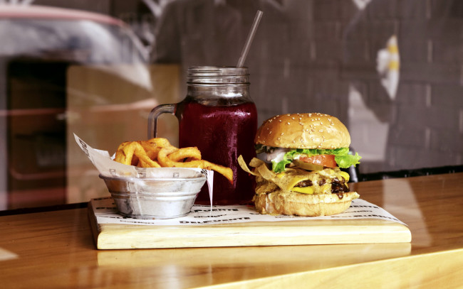 Обои картинки фото еда, бутерброды,  гамбургеры,  канапе, гамбургер, фри, картофель, напиток