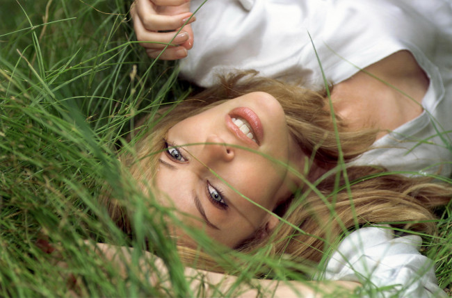 Обои картинки фото музыка, kylie minogue, кайли, миноуг, певица, блондинка, трава, улыбка