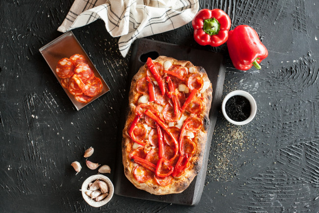 Обои картинки фото еда, пицца, начинка, зелень, сыр, помидоры