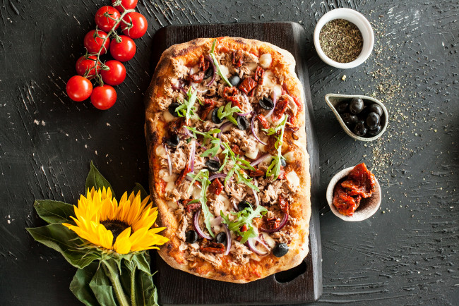 Обои картинки фото еда, пицца, начинка, зелень, сыр, помидоры, томаты