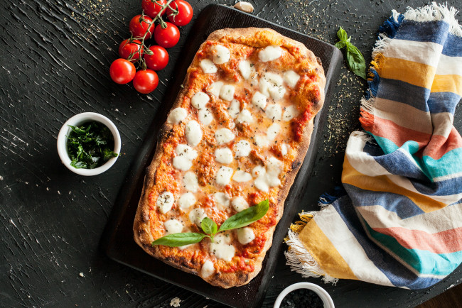 Обои картинки фото еда, пицца, приправа, начинка, зелень, томаты, помидоры