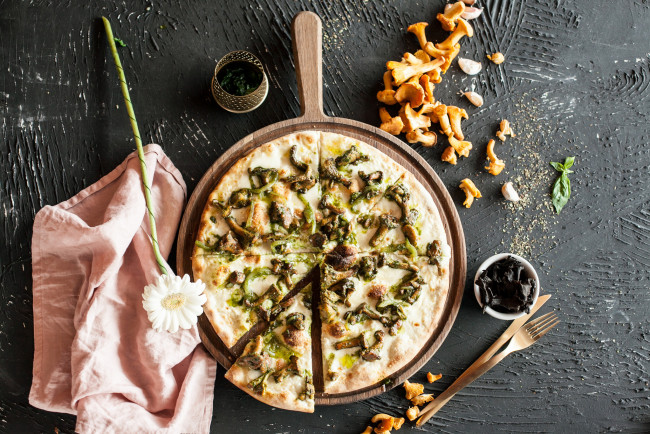 Обои картинки фото еда, пицца, сыр, начинка, зелень
