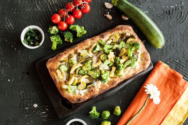Обои картинки фото еда, пицца, зелень, начинка, приправа