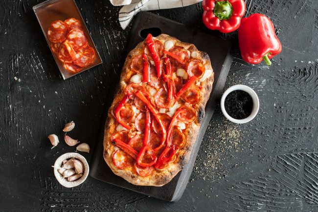 Обои картинки фото еда, пицца, зелень, сыр, помидоры, начинка