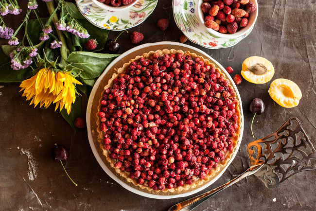 Обои картинки фото еда, пироги, пирог, вкусно, выпечка, земляника, ягоды, десерт