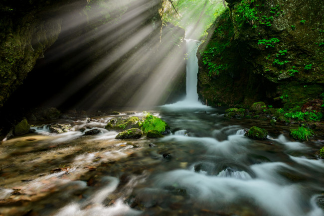 Обои картинки фото природа, водопады, водопад, осень, листья, вода, поток, water, stream, waterfall, autumn, leaves