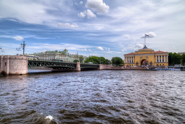 Обои картинки фото с-петербург, города, санкт-петербург,  петергоф , россия, река, мост, здания, флаг, машины, облака