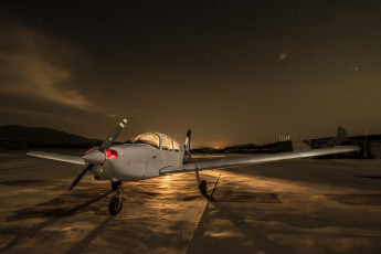 Картинка авиация лёгкие+одномоторные+самолёты ночь самолёт аэродром