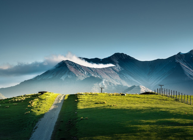 Обои картинки фото природа, горы, дорога, небо, облака, столбы, новая, зеландия