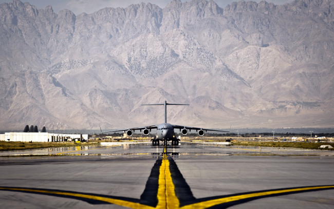 Обои картинки фото авиация, грузовые самолёты, горы, самолет, аэродром, разметка