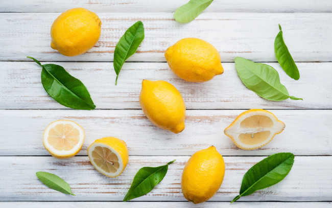 Обои картинки фото еда, цитрусы, lemon, fresh, лимон, slice, листья, wood, fruit, leaves