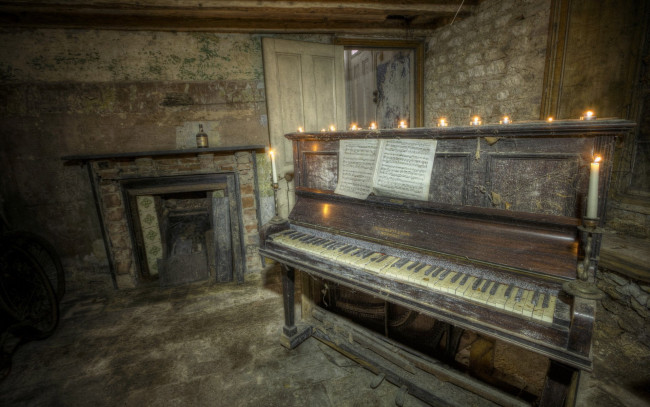 Обои картинки фото музыка, -музыкальные инструменты, камин, помещение, пианино, ноты, свеча