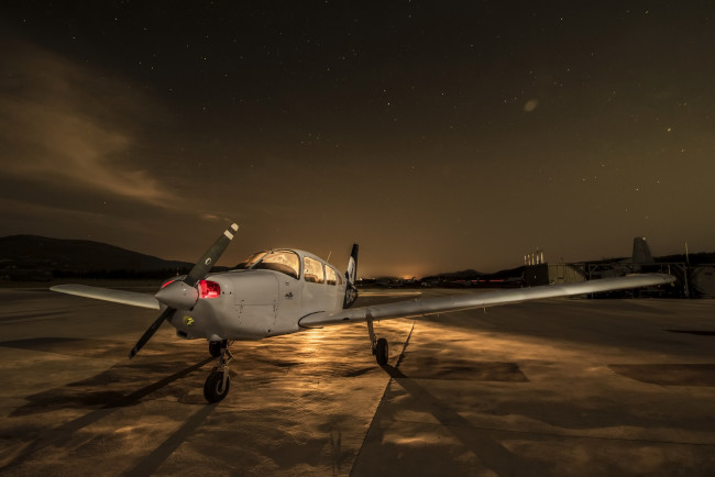 Обои картинки фото авиация, лёгкие одномоторные самолёты, ночь, самолёт, аэродром