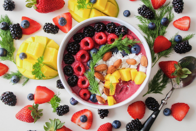 Обои картинки фото еда, фрукты,  ягоды, ягоды, завтрак, черника, клубника, орехи