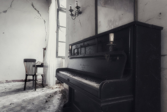 Обои картинки фото музыка, -музыкальные инструменты, помещение, бра, стул, пианино, окно