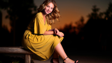 Картинка девушки -+рыжеволосые+и+разноцветные желтое платье девушка сидя улыбка лавка