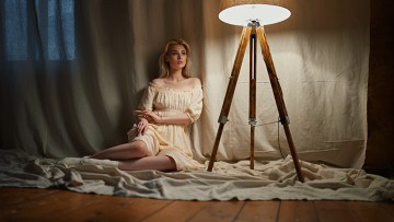 Картинка девушки ирина+клименко ирина клименко блондинка модель голые плечи платье сидит на полу носки ткань лампа женщины в помещении смотрит сторону сергей жирнов