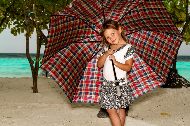 Обои картинки фото разное, дети, девочка, зонт, пляж