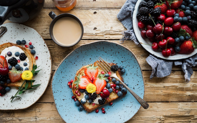 Обои картинки фото еда, разное, кофе, тост, ягоды, черника, клубника, ежевика, завтрак