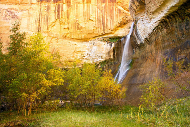 Обои картинки фото природа, водопады, осень, горы, деревья, водопад, поток, скалы