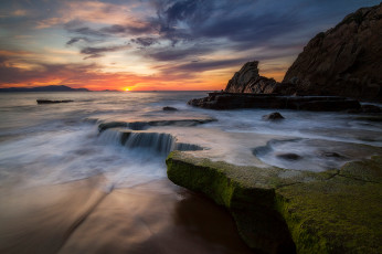Картинка природа побережье испания azkorri beach пляж скалы небо вода выдержка