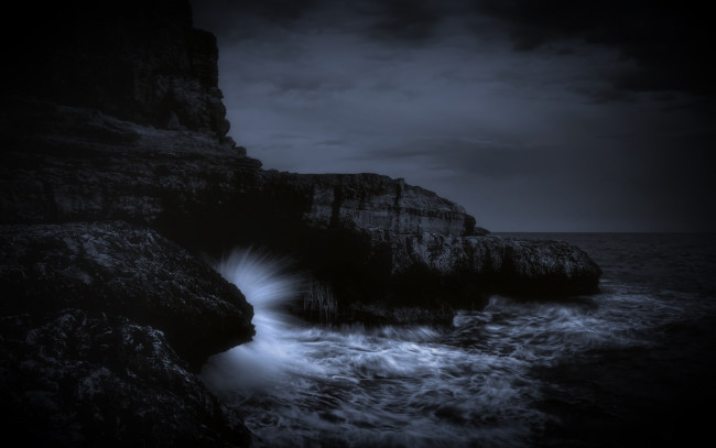 Обои картинки фото природа, побережье, море, брызги, скала, ночь