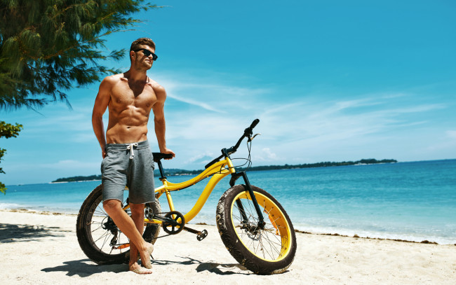 Обои картинки фото техника, велосипеды, мускулистый, парень, с, велосипедом