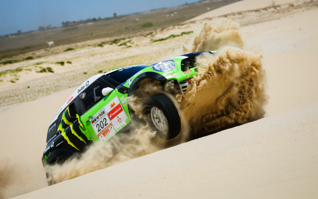 Обои картинки фото спорт, авторалли, песок, скорость, зеленый, rally, x-raid, dakar, мини, купер, гонка, дакар