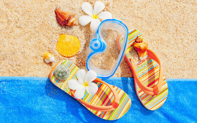 Обои картинки фото разное, одежда,  обувь,  текстиль,  экипировка, summer, лето, пляж, seashells, sand, accessories, beach, vacation, ракушки, цветы, сланцы, песок