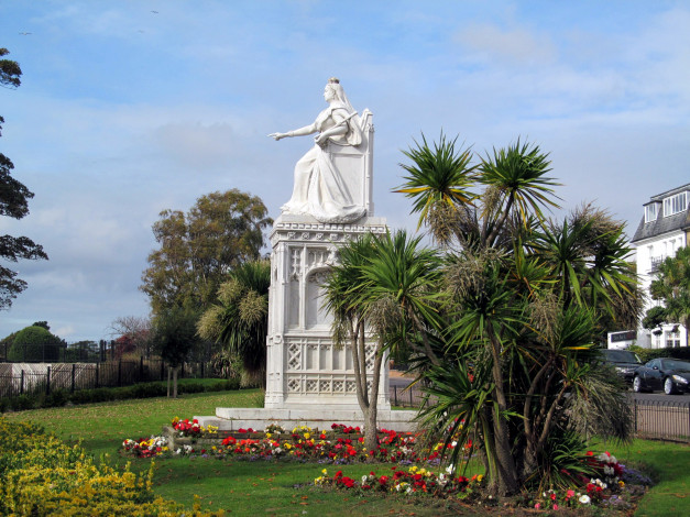 Обои картинки фото queen victoria memorial, southend on sea, essex, uk, города, - памятники,  скульптуры,  арт-объекты, southend, on, sea, queen, victoria, memorial