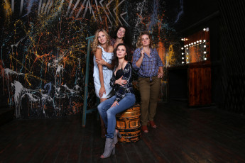 Картинка девушки -+группа+девушек модели подружки позы фотосессия джинсы